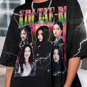 Puede incluir: Camiseta negra con un gráfico de Kim Tae-ri y su nombre en texto colorido. El diseño incluye múltiples imágenes de la actriz, con una estética vintage y acentos de rayos.