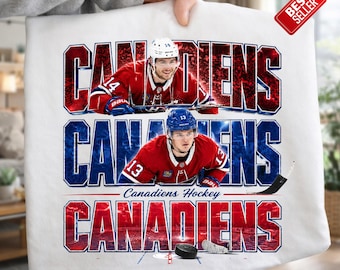 Puede incluir: Camiseta blanca con la palabra "CANADIENS" en rojo y azul, con dos jugadores de hockey con camisetas rojas. El texto "Canadiens Hockey" está debajo. Se ve un disco y un palo de hockey.