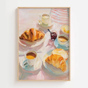 Könnte beinhalten: Gerahmtes Gemälde, das eine Frühstücksszene mit Croissants, Kaffee und Marmelade darstellt. Das Gemälde hat eine helle Farbpalette mit sanften Rosa-, Weiß- und Gelbtönen. Die Croissants sind goldbraun und der Kaffee befindet sich in weißen Tassen.