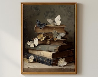 Op de afbeelding: Een ingelijste kunstdruk met een stapel oude boeken met vlinders erop. De boeken zijn in verschillende tinten bruin en blauw, en de vlinders zijn wit, geel en donkerblauw. De lijst is goudkleurig.