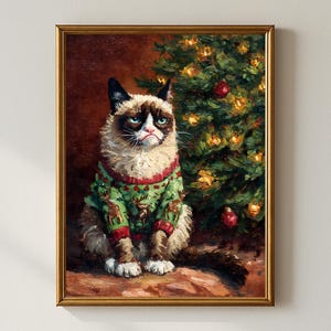 Peut inclure: Peinture encadrée d'un chat grincheux portant un pull de Noël vert avec des rennes. Le chat est assis devant un sapin de Noël décoré. Le tableau a un cadre doré et un fond marron.