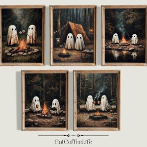 Peut inclure: Ensemble de cinq impressions d'art encadrées représentant des illustrations de fantômes dans un cadre de camping en forêt. Chaque impression montre des fantômes autour d'un feu de camp, grillant des guimauves ou près d'une tente. L'œuvre a une palette de couleurs chaleureuse.