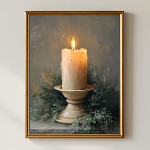 Könnte beinhalten: Gerahmtes Gemälde einer brennenden Kerze auf einem dekorativen Ständer, umgeben von grünem Laub. Die Kerze ist elfenbeinfarben mit einer flackernden Flamme. Das Kunstwerk hat einen goldenen Rahmen und eine weiche, gedämpfte Farbpalette.