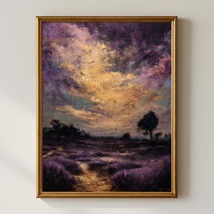 Könnte beinhalten: Gerahmtes Ölgemälde, das eine Landschaft mit einem Pfad durch ein Feld violetter Blumen zeigt. Der Himmel ist mit dramatischen Wolken in Lila-, Orange- und Gelbtönen gefüllt. Bäume zeichnen sich vor dem Horizont ab und schaffen eine ruhige, natürliche Szene.