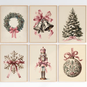 Puede incluir: Seis impresiones navideñas vintage enmarcadas. Las impresiones presentan una corona, campanas, un árbol, un copo de nieve, un cascanueces y un adorno. Cada imagen tiene un fondo crema y está decorada con lazos y cintas rosas.