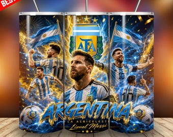 Pode incluir: Um copo de aço inoxidável com um design com a bandeira argentina, jogadores de futebol e o texto "ARGENTINA" e "Lionel Messi". O design inclui raios e bolas de futebol. O copo tem uma palhinha e um autocolante "BEST SELLER".
