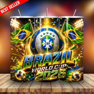 Puede incluir: Un juego de tres vasos de acero inoxidable con un diseño vibrante que celebra la Copa Mundial de Brasil 2026. El diseño presenta un balón de fútbol, la bandera brasileña y el texto "Brazil World Cup 2026". Los vasos se exhiben sobre una superficie de madera.
