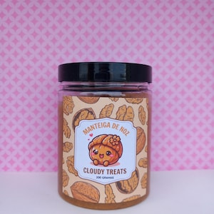 Può includere: Un set di tre tazze in ceramica con finitura opaca e macchiettata. Le tazze sono nei toni del crema, grigio chiaro e grigio scuro. Ogni tazza ha un design semplice e minimalista.