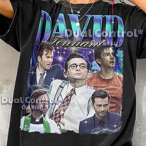 Pode incluir: Camiseta preta com um gráfico de David Tennant, com o texto "DAVID TENNANT" em gradiente azul e verde. O gráfico inclui várias imagens do ator. O nome da loja Etsy "Dual Control" também é visível.