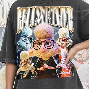Puede incluir: Camiseta gris oscuro Comfort Color Pepper con un gráfico de Bellwether de Zootopia. La imagen muestra a Bellwether y otros cuatro personajes de ovejas con gafas. La palabra "BELLWETHER" está impresa encima de la imagen.