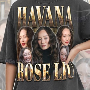 Puede incluir: Camiseta gris oscuro Comfort Colors con el texto dorado "HAVANA" sobre un collage de imágenes de una mujer. Debajo, el texto dorado "ROSE LIU". Las palabras "COMFORT COLOR PEPPER" están en la parte inferior de la camiseta.