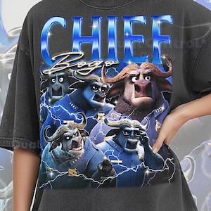 Puede incluir: Camiseta Comfort Colors gris oscuro con un diseño de Chief Bogo de Zootopia. El diseño incluye el texto "CHIEF Bogo" en azul, con imágenes de Chief Bogo y otros personajes con uniformes de policía, con rayos.