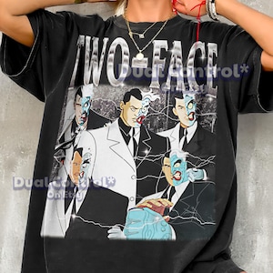 Two-Face 90er Jahre Vintage Retro Bootleg Shirt, Comic Bösewicht Grafik T-Shirt, Gotham Crime Boss Fan Bekleidung #SAF Bild 1