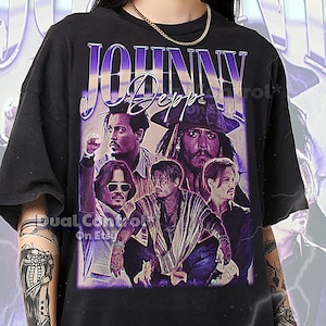 Könnte beinhalten: Schwarzes Unisex-T-Shirt mit einer Grafik von Johnny Depp in verschiedenen Rollen und dem Namen "JOHNNY DEPP" in einer lila, Vintage-Schriftart. Das Shirt hat unten Text zur Größenbestimmung. Das Model trägt ein 2XL-Shirt.