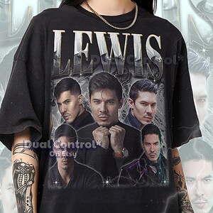 Può includere: T-shirt unisex nera con il nome "LEWIS" in carattere metallico e un collage di volti maschili. Il design ha un aspetto vintage, con uno sfondo sbiadito e il testo "Dual Control On Etsy".