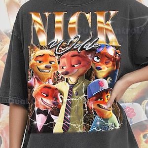 Puede incluir: Camiseta Comfort Color Pepper gris oscuro con un diseño del personaje Nick Wilde de la película animada Zootrópolis. El diseño incluye el nombre "Nick Wilde" en letras doradas y varias imágenes del personaje.
