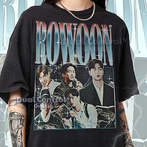 Op de afbeelding: Zwart unisex T-shirt met een retro-afbeelding van het woord "ROWOON" en een collage van vijf mannen. Het shirt bevat de tekst: "THE FIRST MODEL IS WEARING A 2XL SHIRT. THIS UNISEX SHIRT FITS TRUE TO SIZE."
