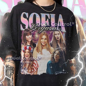 Puede incluir: Camiseta unisex negra con el nombre "SOFIA Vergara" en estilo retro, con imágenes de la actriz. La camiseta incluye el texto "Dual Control* on Etsy" e información de tallas.