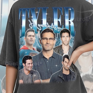 Puede incluir: Camiseta gris oscuro Comfort Color Pepper con un gráfico de Tyler Hoechlin. El diseño incluye el nombre "TYLER Hoechlin" en una fuente azul estilizada, con múltiples imágenes del actor. La camiseta tiene una estética vintage.