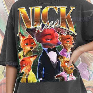 Puede incluir: Camiseta gris oscuro Comfort Colors con un diseño de Nick Wilde de Zootopia. El diseño incluye el nombre "Nick" en letras doradas, el nombre "Wilde" en escritura blanca y múltiples imágenes del personaje. La camiseta tiene un aspecto vintage.