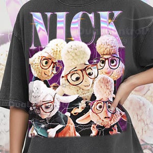 Puede incluir: Camiseta gris oscuro Comfort Color Pepper con un gráfico de ovejas con gafas y la palabra "NICK" en una fuente holográfica. Las ovejas están sobre un fondo morado con rayos.