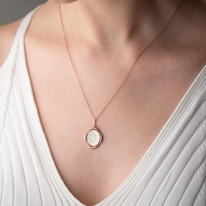 Collar con inicial, collar de esmalte, joyería personalizada, regalo para ella, collar con letra, joyería hecha a mano, collar para mamá, regalo para el Día de la Madre