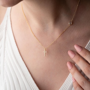 Collier croix avec pierre de naissance personnalisé, collier avec pierre de naissance, bijoux minimalistes, collier femme, collier chrétien élégant, cadeau pour elle