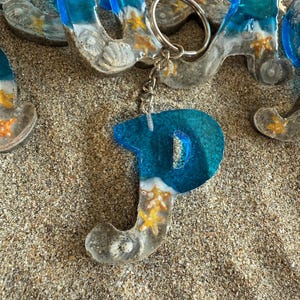 Llavero personalizado con letra de resina epoxi, mar, playa con conchas hechas a mano, regalo ideal para mujer u hombre