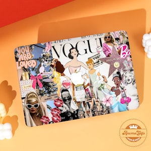 Könnte beinhalten: Ein rechteckiger Dekorationsartikel mit einer Collage aus Bildern, darunter das Vogue-Logo, Barbie, Marilyn Monroe und Disney-Figuren. Das Design enthält Textelemente wie "You Are Loved" und "Aethric Sunset Vil". Die Farbpalette umfasst Rosa, Weiß und verschiedene Hauttöne.