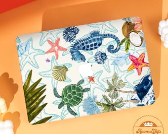 Könnte beinhalten: Eine Laptop-Hülle mit Meeresmotiv. Die Hülle hat einen weißen Hintergrund mit blauen Seesternen, einem Seepferdchen, einer Meeresschildkröte und anderen Illustrationen zum Thema Meer. Die Hülle enthält auch eine Kokosnuss und Palmen.