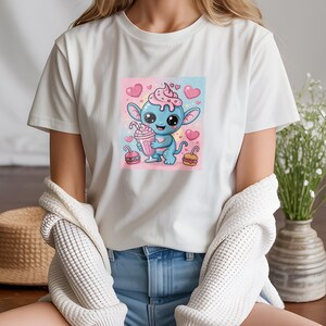 Uroczy T-shirt z nadrukiem Stitch Eating Ice Cream, zabawna i słodka koszulka graficzna, idealny prezent dla miłośników kreskówek i kawaii