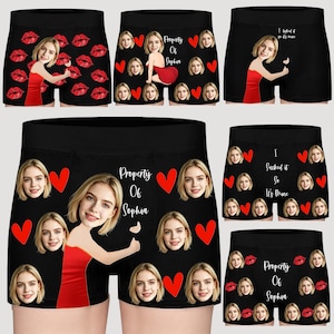 Pode incluir: Cuecas boxer pretas com um padrão repetitivo do rosto de uma mulher, lábios vermelhos e corações vermelhos. Alguns designs incluem o texto Property Of Sophia ou I Sucked It So It's Mine, com uma mulher de vestido vermelho.