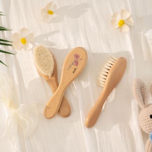 誕生花入りの木製ベビーブラシ、女の子の洗礼式ギフト、誕生花入りのベビーヘアブラシ、ベビーシャワーギフト