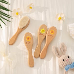 誕生花ベビーヘアブラシ、誕生花入り名前入り木製ベビーブラシ、女の子の洗礼式ギフト、誕生花ベビーヘアブラシ