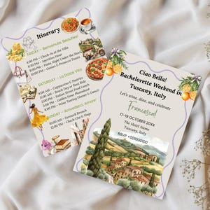 Op de afbeelding: Twee uitnodigingskaarten met een lichtpaarse rand en tekst. Eén kaart zegt "Itinerary" en geeft activiteiten weer. De andere kaart zegt "Ciao Bella! Bachelorette Weekend in Tuscany, Italy" met een aquarel illustratie van een Toscaans landschap.