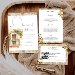 Puede incluir: Conjunto de invitaciones de boda con temática italiana, con ilustraciones de un balcón y naranjas. La invitación incluye detalles, información de RSVP y un código QR. El diseño tiene un estilo rústico y mediterráneo.