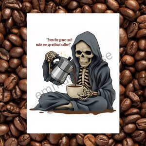 Op de afbeelding: Een skelet in een zwarte robe giet koffie uit een Moka-pot in een kopje. De tekst luidt "Zelfs het graf kan me niet wakker maken zonder koffie!"
