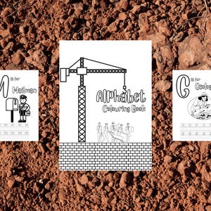 Op de afbeelding: Zwart-witte alfabet kleurplaten met een postbode, een kraan en een geoloog. De pagina's bevatten de letters M en C, en de woorden "Postbode", "Kraan" en "Geoloog".