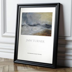 Könnte beinhalten: Ein gerahmter Druck eines Gemäldes von J.M.W. Turner mit dem Titel "Waves Breaking Against the Wind". Das Gemälde zeigt eine stürmische Meereslandschaft mit tosenden Wellen und einem dunklen Himmel.