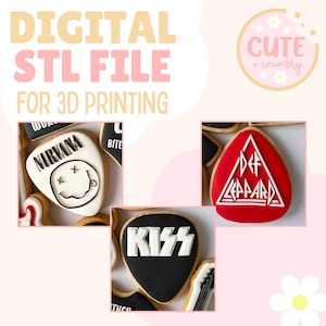 Op de afbeelding: Digitale STL-bestand voor 3D-printen. De afbeelding toont koekjes in de vorm van plectrums, met de logo's van Nirvana, Def Leppard en Kiss. De koekjes zijn versierd met witte en zwarte glazuur. De achtergrond is lichtroze.
