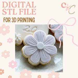 Pode incluir: Um arquivo STL digital para impressão 3D, apresentando um design de biscoito de flor em camadas. O biscoito tem uma flor roxa clara com um centro branco, em um fundo bege suave com detalhes florais. O texto "DIGITAL STL FILE FOR 3D PRINTING" é exibido.