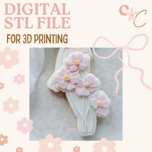 Pode incluir: Arquivo STL digital para impressão 3D. A imagem apresenta um biscoito decorado em forma de buquê de flores. O biscoito é branco com flores rosa e centros amarelos. O fundo é bege claro com detalhes florais rosa.