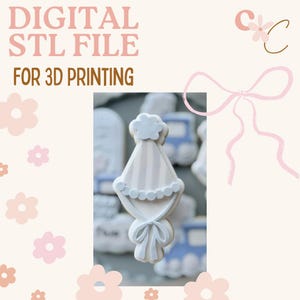 Op de afbeelding: Een digitale STL-bestand voor 3D-printen, met een lichtblauw en wit feestmutsontwerp. De afbeelding bevat de tekst "DIGITAL STL FILE FOR 3D PRINTING" in roze en bruin. Decoratieve roze bloemen en een strik zijn ook aanwezig.
