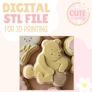 Peut inclure: Un fichier STL numérique pour l'impression 3D d'un emporte-pièce Winnie l'ourson. L'emporte-pièce est jaune et représente Winnie l'ourson tenant un pot de miel. Le texte "Cute + Crumbly" est dans un cercle avec des fleurs blanches.