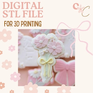 Op de afbeelding: Een digitale STL-bestand voor 3D-printen, met een bloemenboeket koekjesontwerp. De koekje is versierd met roze bloemen, witte glazuur en een gele strik. De achtergrond is zachtroze met extra bloemen- en strikaccenten.