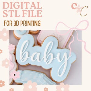 Puede incluir: Galletas con temática de bebé, incluyendo una azul claro con la palabra "baby" en escritura blanca. La imagen también incluye el texto "DIGITAL STL FILE FOR 3D PRINTING". El fondo es de colores pastel.