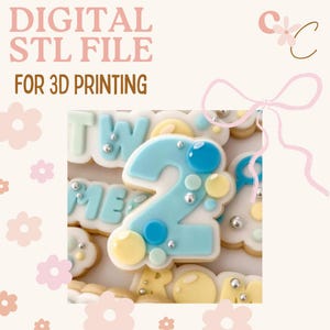Puede incluir: Archivo STL digital para impresión 3D. La imagen muestra galletas decoradas con el número 2 en azul claro, adornadas con detalles azules y amarillos. Las galletas deletrean "TWO" y "ME". El fondo es beige suave con detalles florales y de cinta.