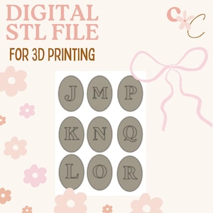 Op de afbeelding: Digitale STL-bestand voor 3D-printen. De afbeelding toont negen grijze ovale vormen, elk met een letter. De achtergrond is licht perzik van kleur met roze bloemen en strikaccenten. De tekst "DIGITAL STL FILE FOR 3D PRINTING" staat bovenaan.