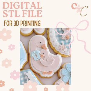 Puede incluir: Archivo STL digital para impresión 3D. La imagen presenta galletas decoradas con un diseño de ganso y gansito rosa claro, acentuado con lazos azules y picos naranjas. Otras galletas tienen patrones de cuadros azules y blancos y detalles florales.