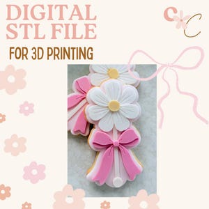 Pode incluir: Um arquivo STL digital para impressão 3D com biscoitos em forma de margarida e laço. Os biscoitos são decorados com glacê branco, rosa e amarelo. O texto "DIGITAL STL FILE FOR 3D PRINTING" é exibido em rosa.